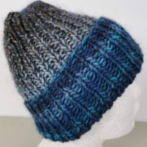 Czapka ręcznie robiona stalowo-niebieska